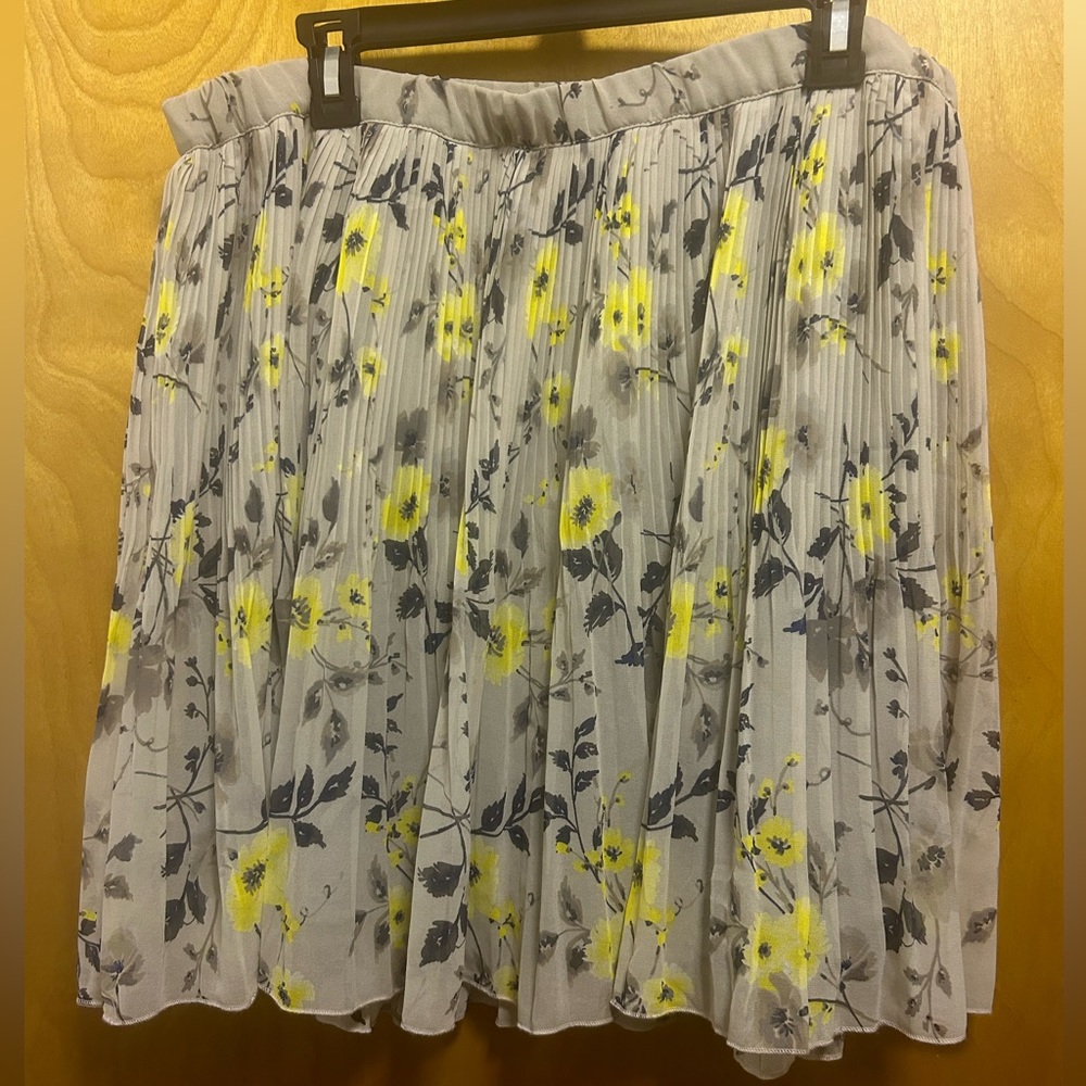 Old Navy gray and yellow floral pleated skirt